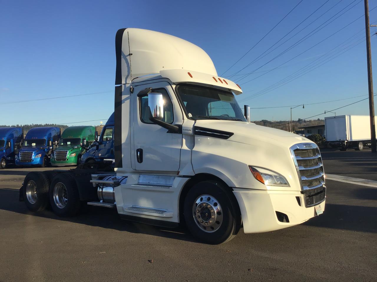 2018 Freightliner Cascadia - image 3