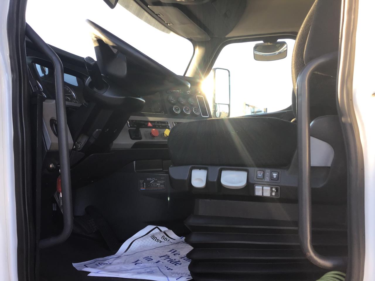 2018 Freightliner Cascadia - image 6