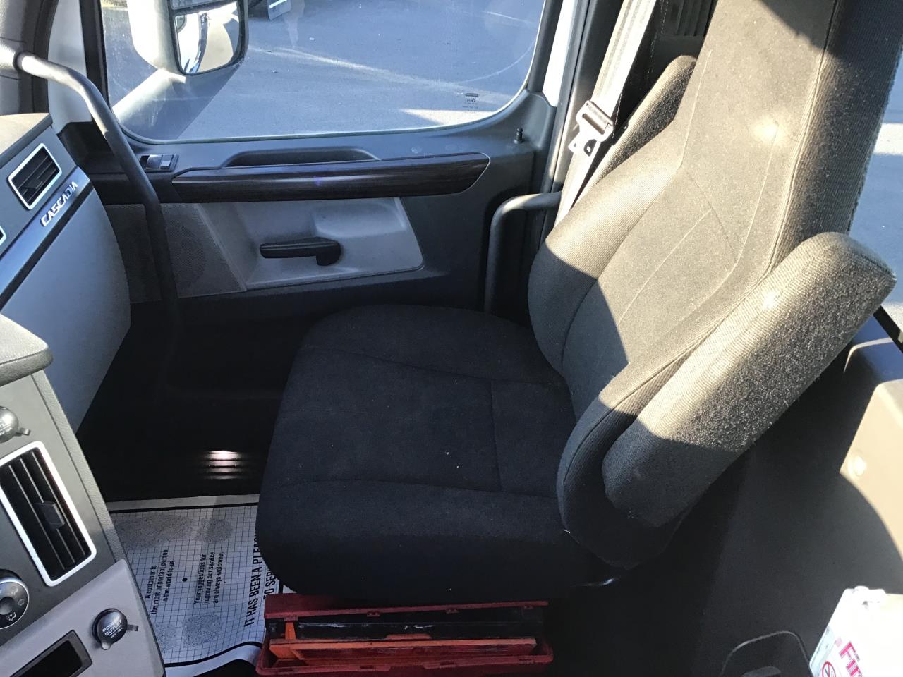 2018 Freightliner Cascadia - image 8