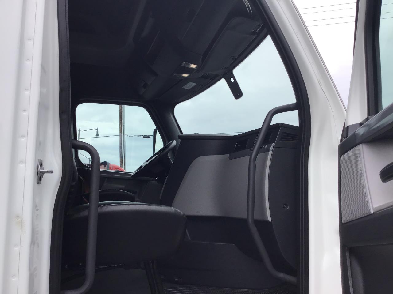 2020 Freightliner Cascadia in Pacific, WA — photo 4