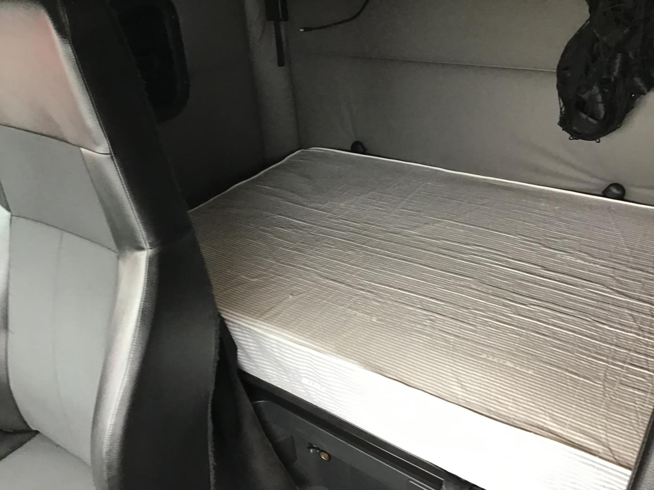 2020 Freightliner Cascadia in Pacific, WA — photo 8