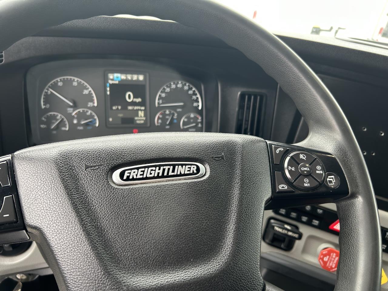 2021 Freightliner Cascadia - image 10