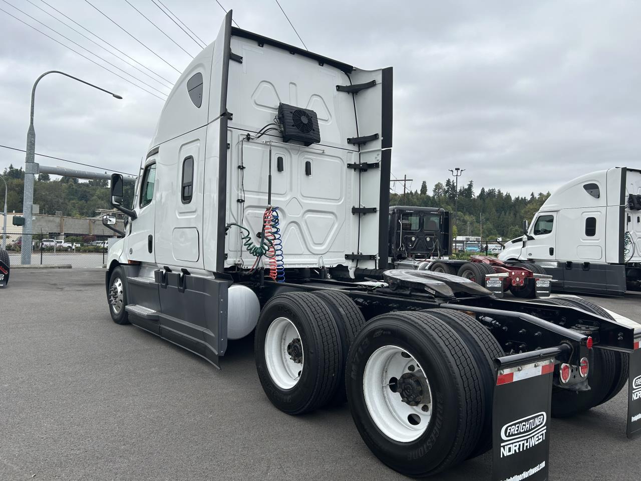 2021 Freightliner Cascadia - image 2
