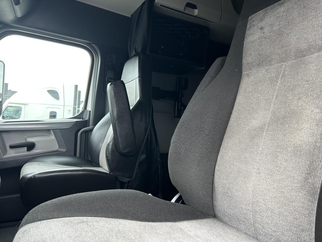 2021 Freightliner Cascadia - image 7