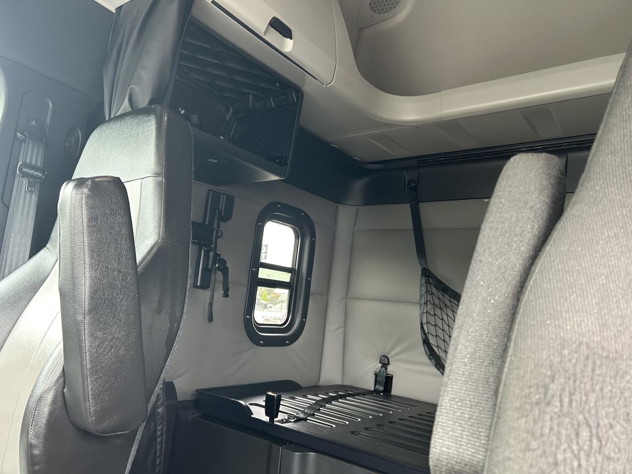 2021 Freightliner Cascadia - image 8