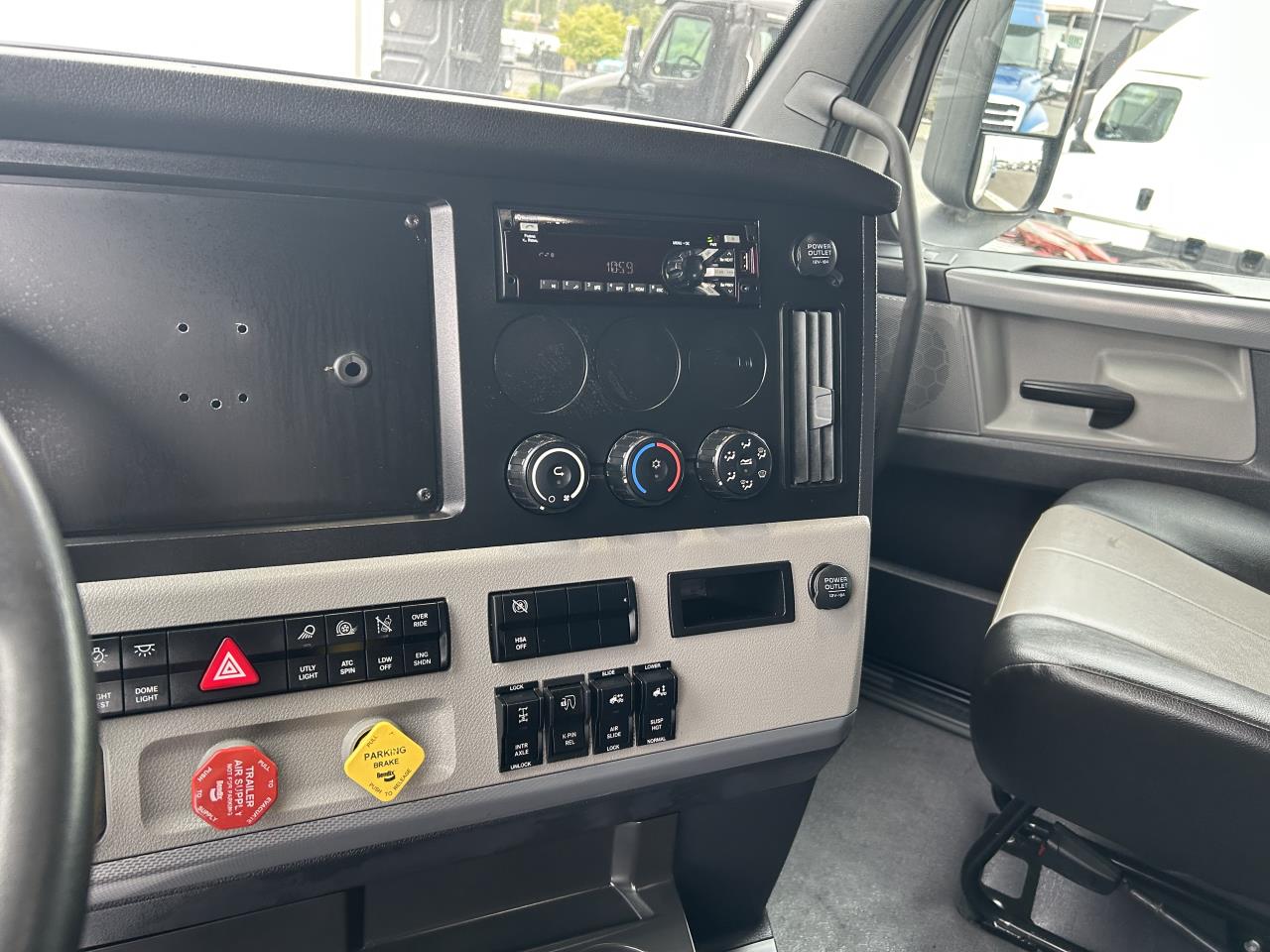 2021 Freightliner Cascadia - image 9