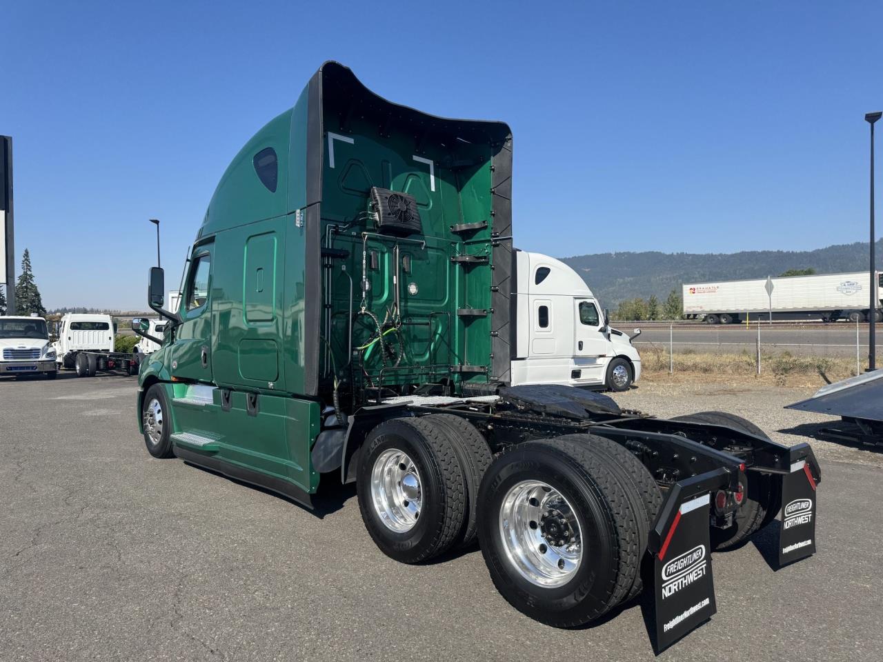 2022 Freightliner Cascadia - image 3