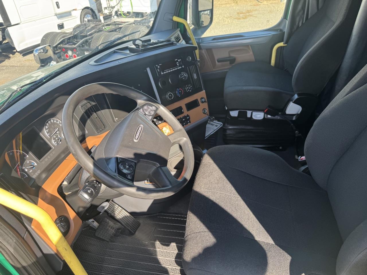 2022 Freightliner Cascadia - image 7