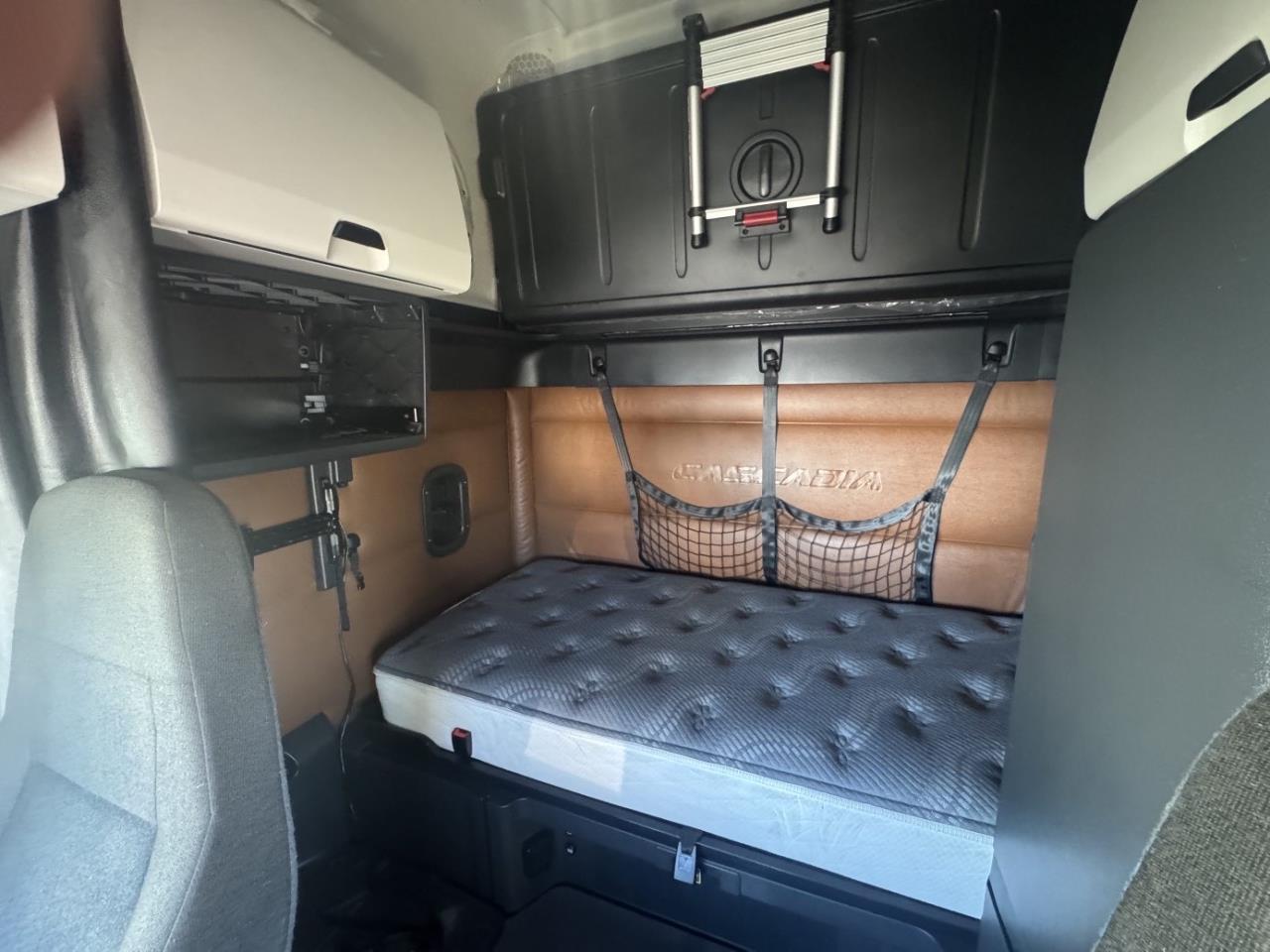 2022 Freightliner Cascadia - image 9