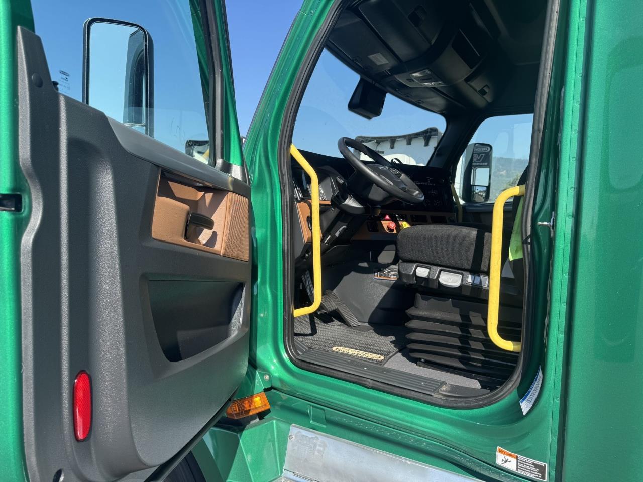 2022 Freightliner Cascadia - image 3