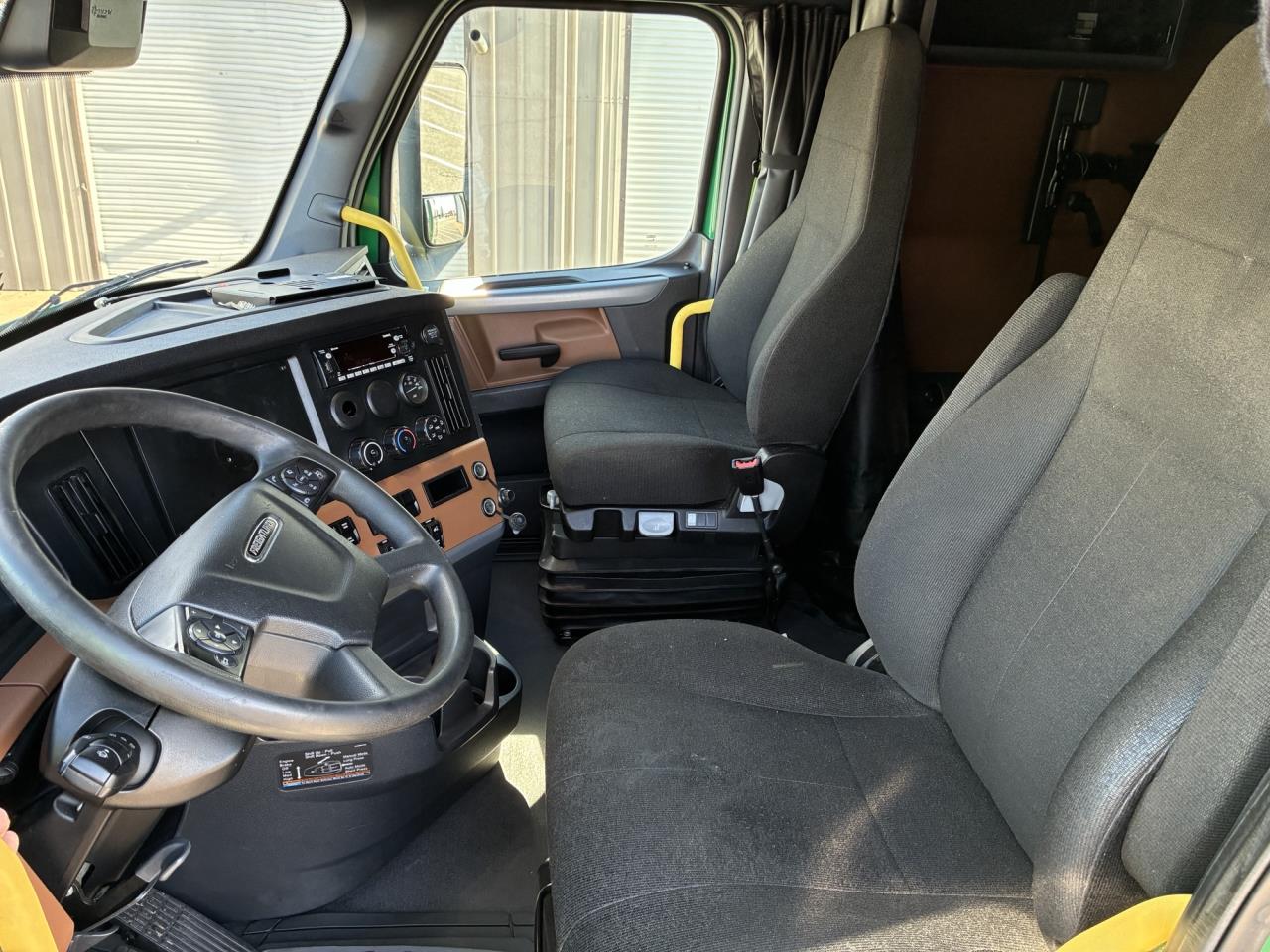 2022 Freightliner Cascadia - image 7