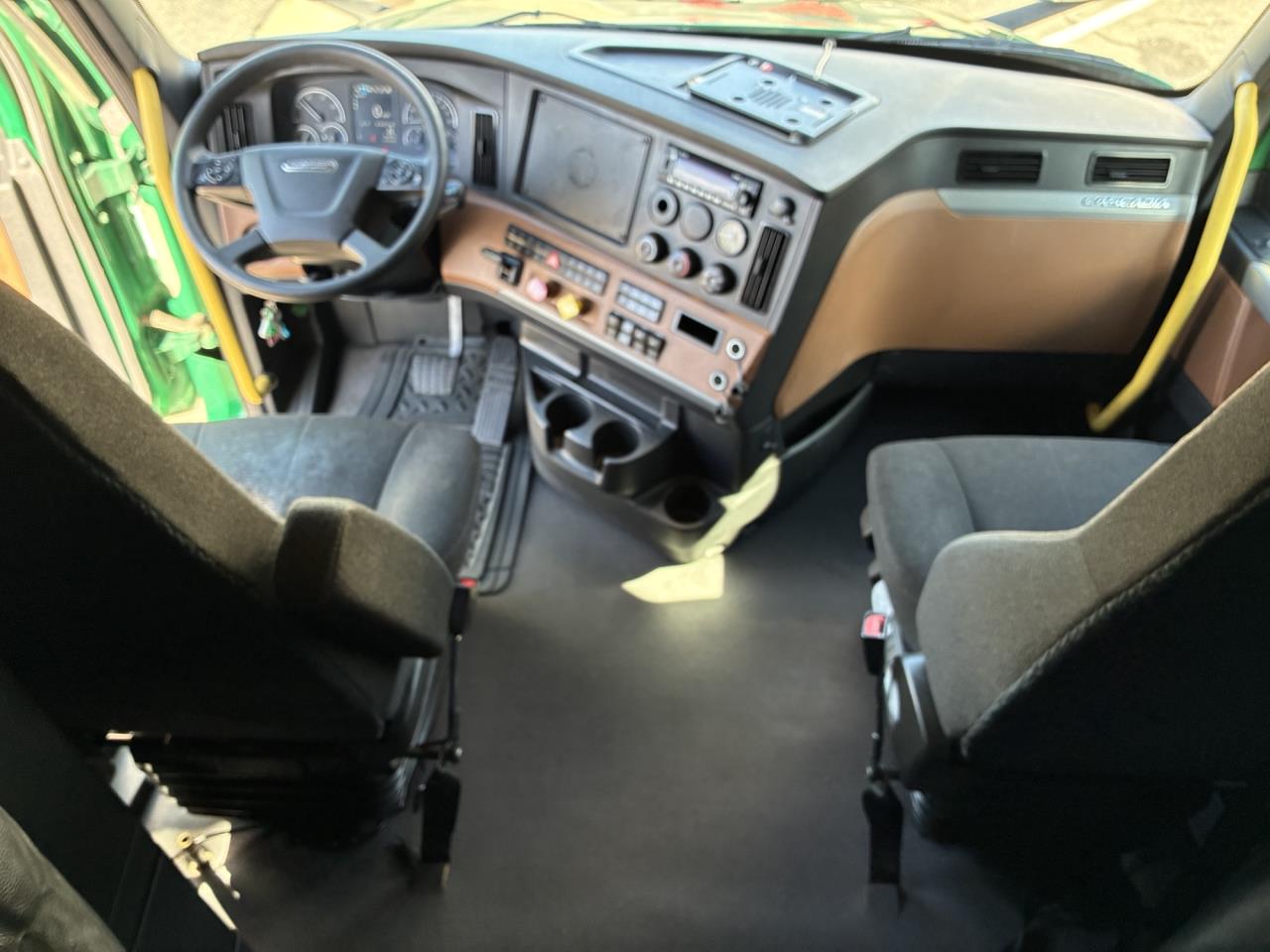 2022 Freightliner Cascadia - image 9