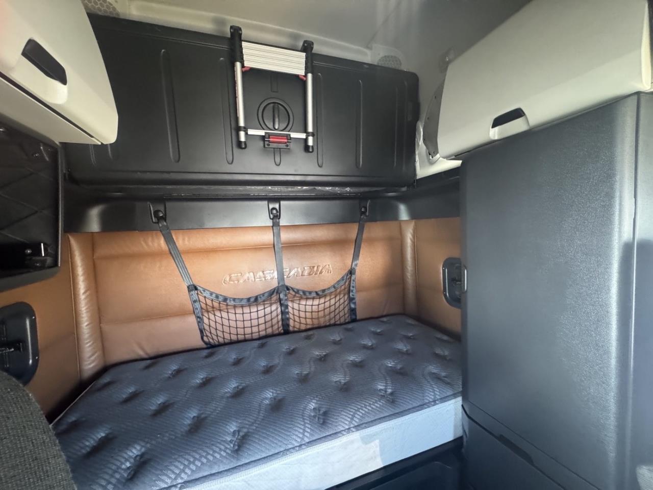 2022 Freightliner Cascadia - image 6