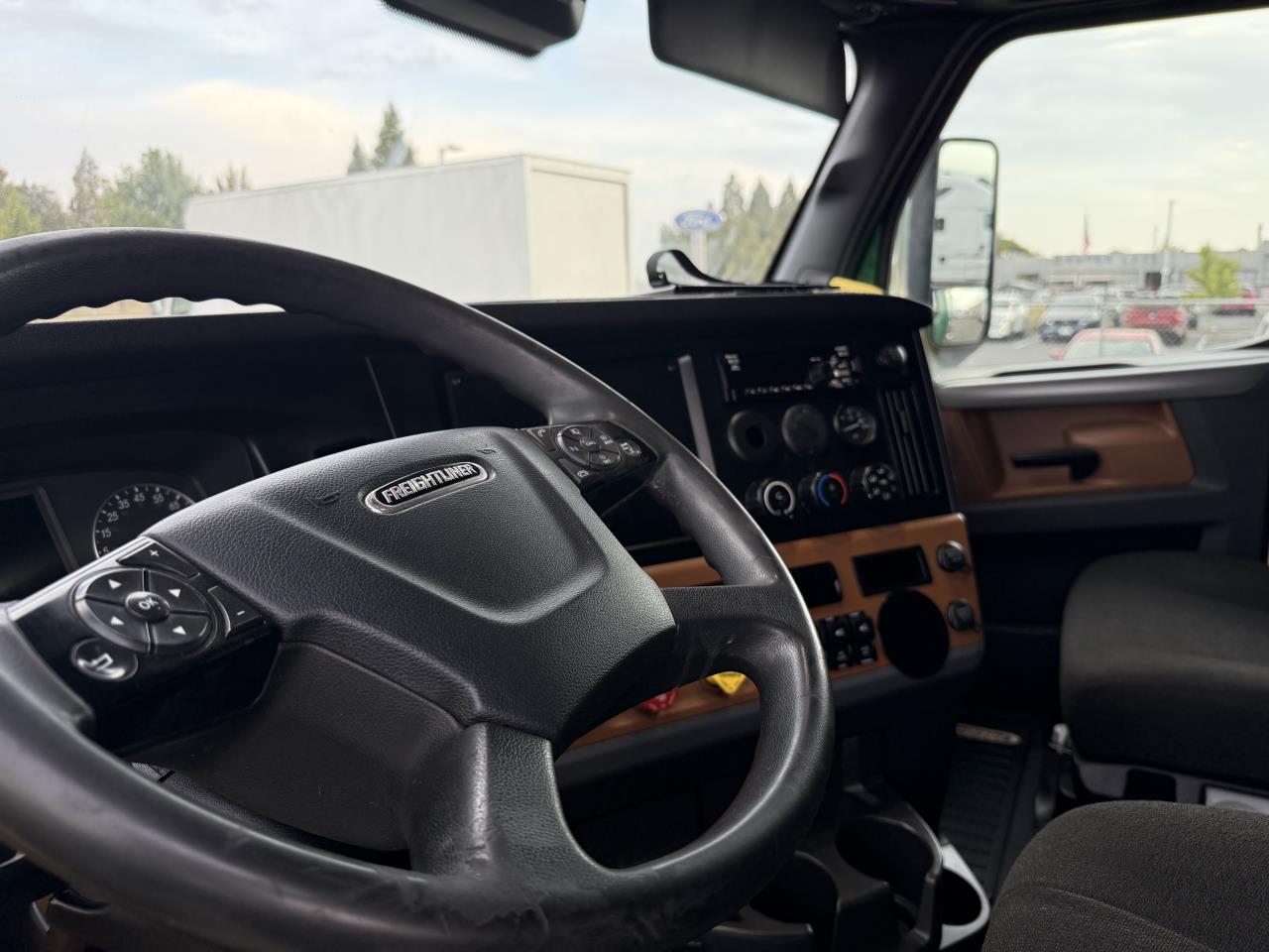 2022 Freightliner Cascadia - image 5