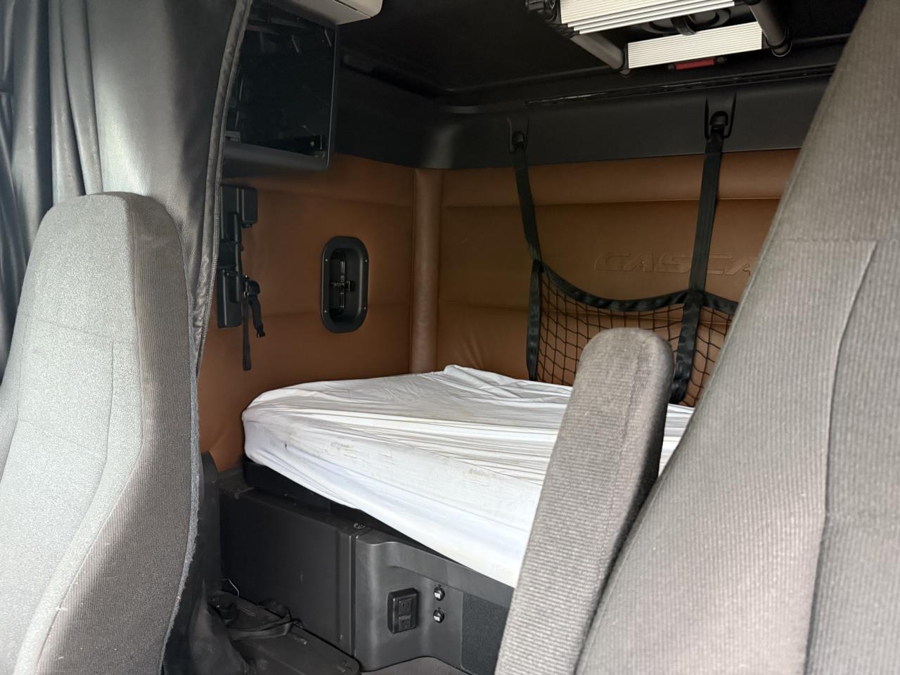 2022 Freightliner Cascadia - image 7