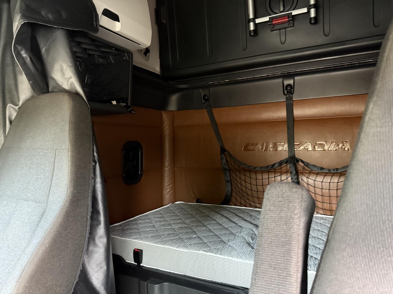 2022 Freightliner Cascadia - image 7