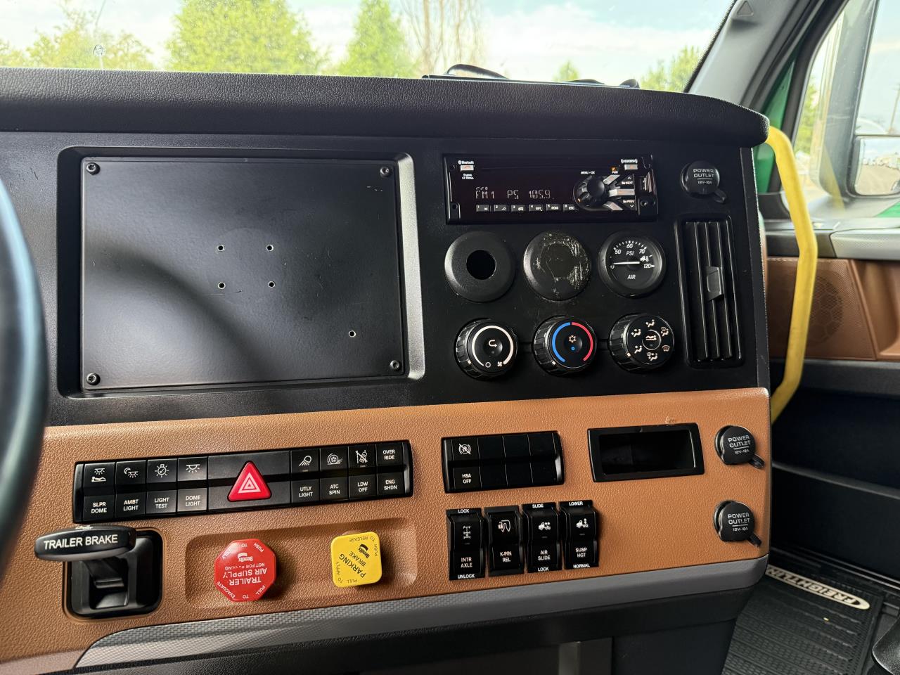 2022 Freightliner Cascadia - image 8