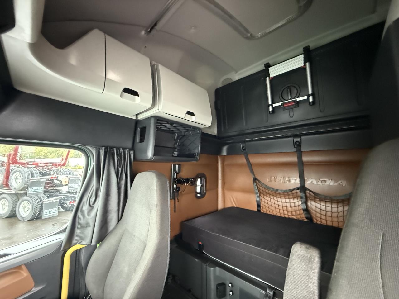 2022 Freightliner Cascadia - image 10