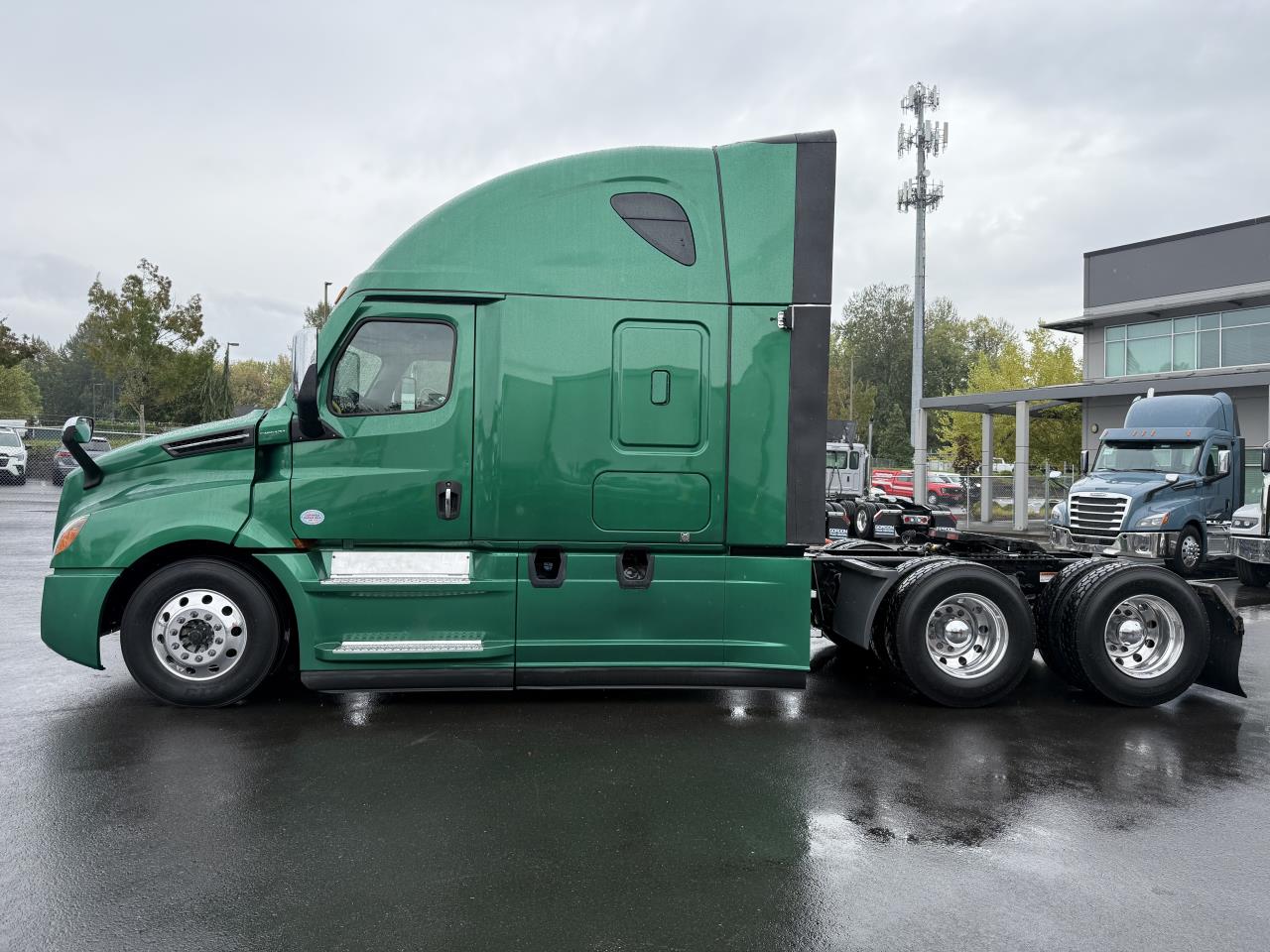 2022 Freightliner Cascadia - image 4