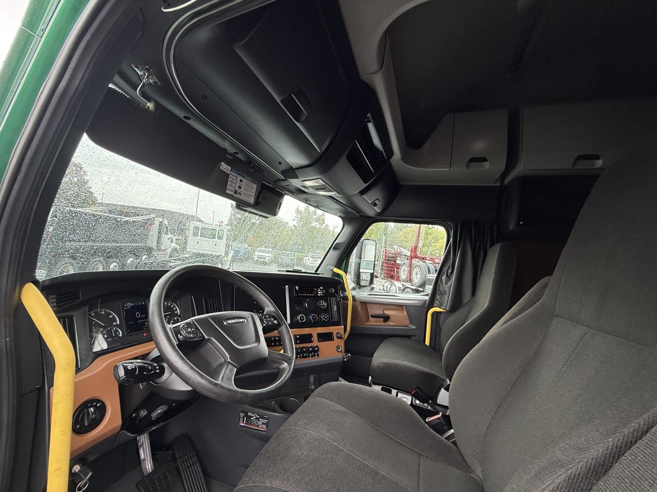 2022 Freightliner Cascadia - image 9