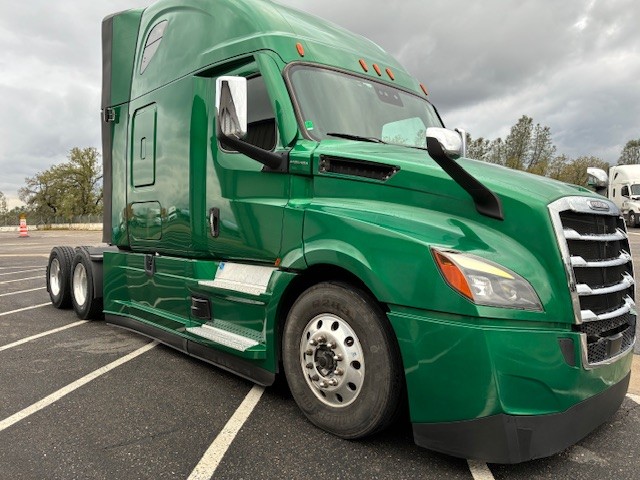 2022 Freightliner Cascadia - image 3