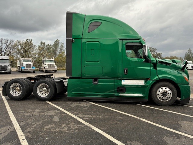 2022 Freightliner Cascadia - image 4