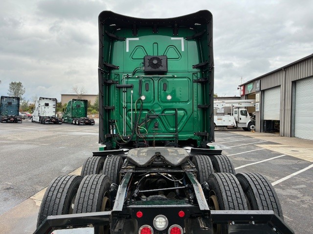 2022 Freightliner Cascadia - image 6