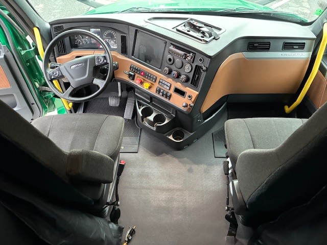 2022 Freightliner Cascadia - image 9