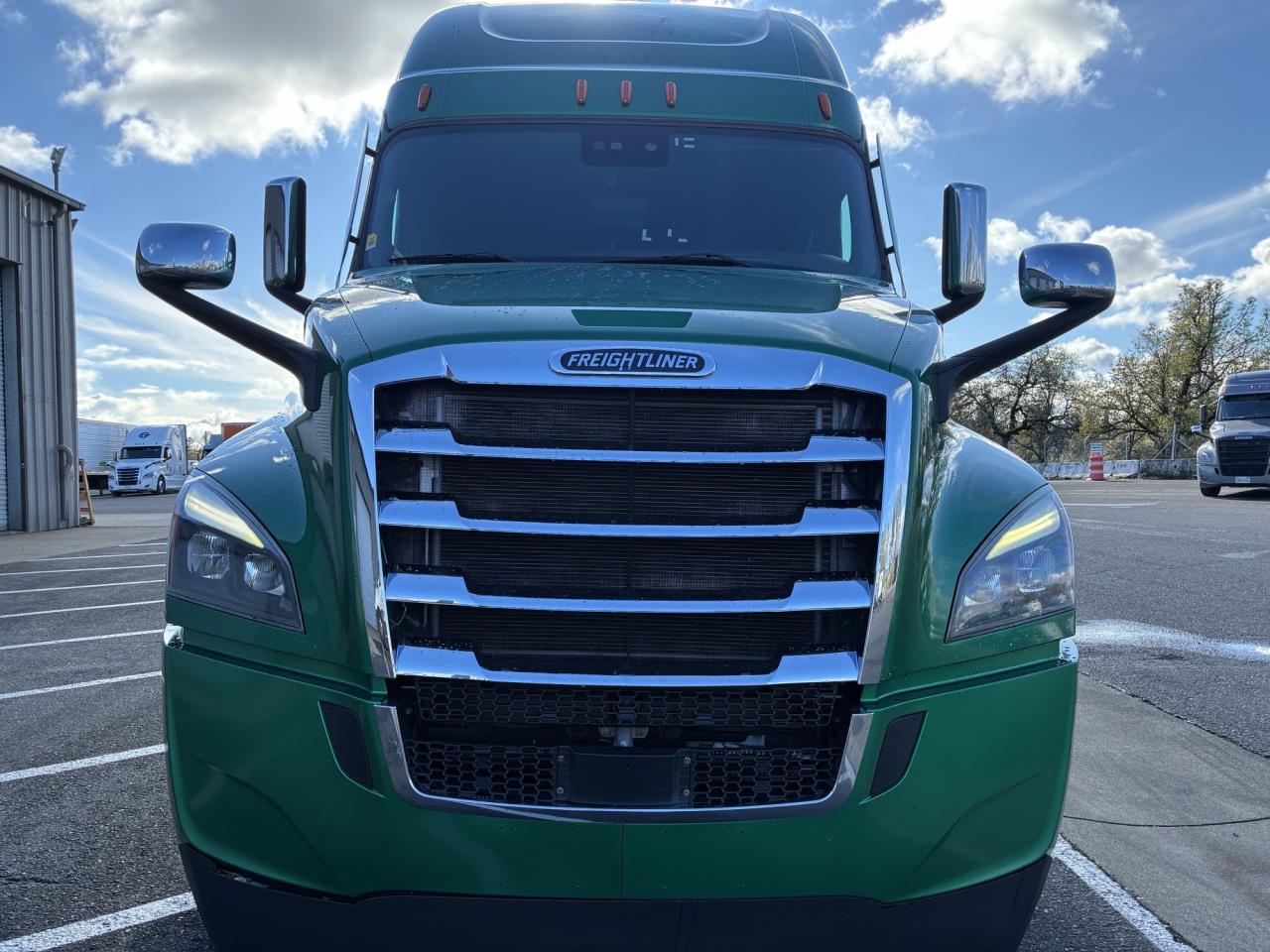 2022 Freightliner Cascadia - image 2