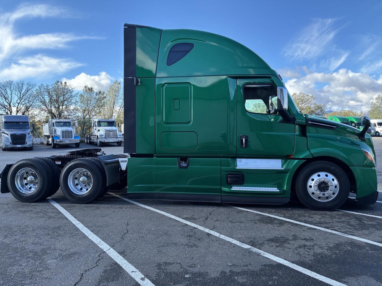 2022 Freightliner Cascadia - image 4