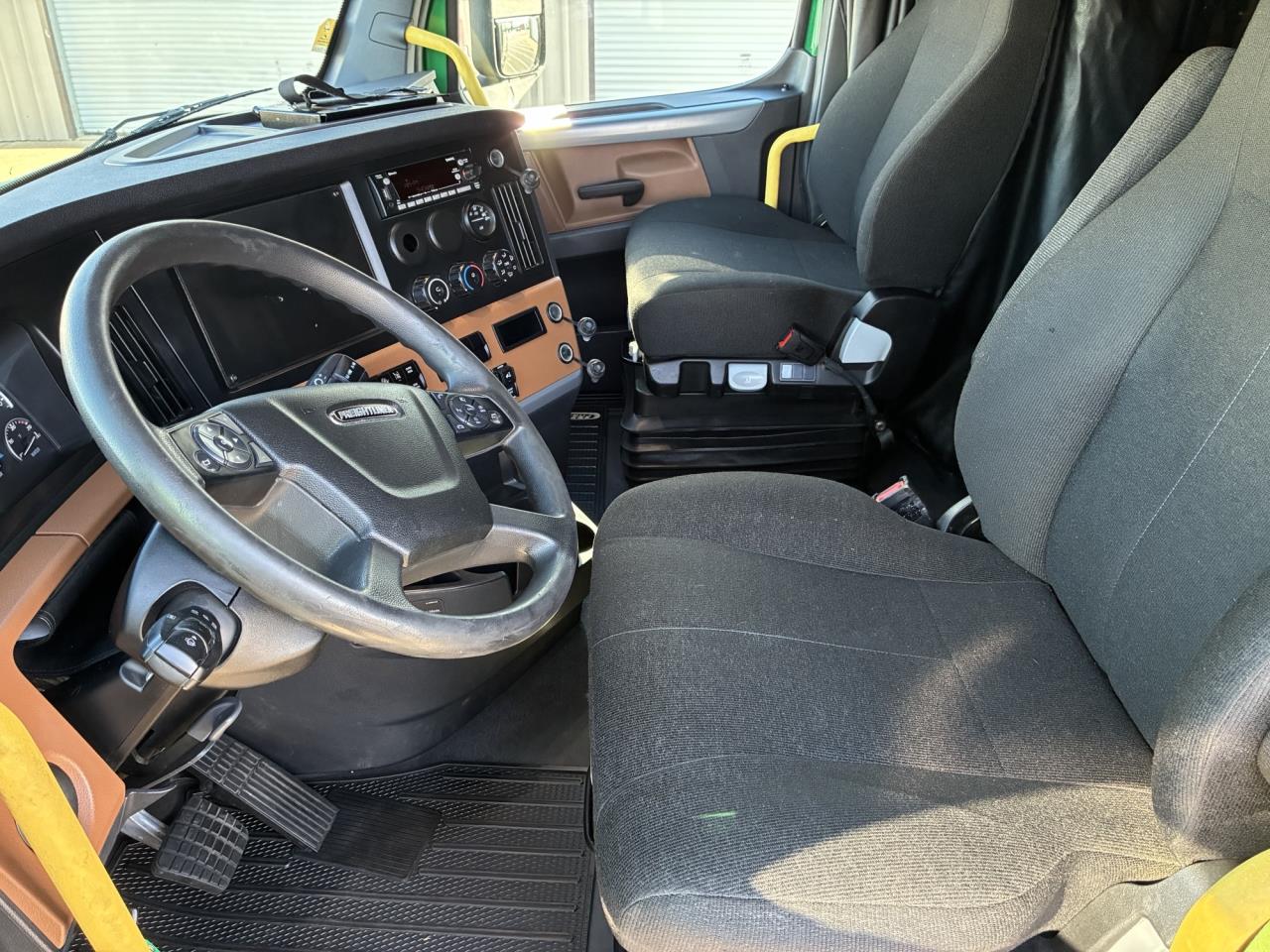 2022 Freightliner Cascadia - image 7