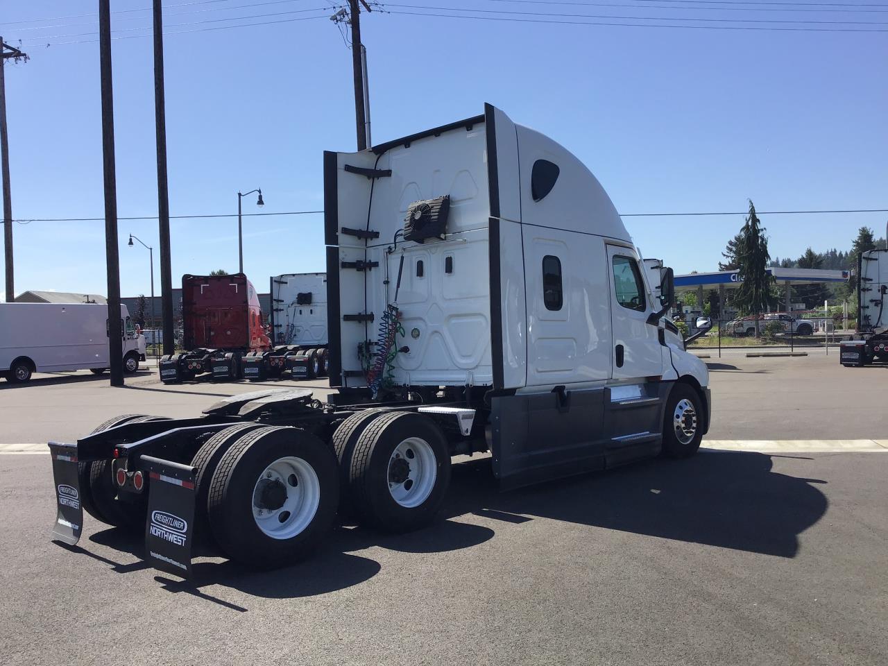 2021 Freightliner Cascadia in Pacific, WA — photo 2
