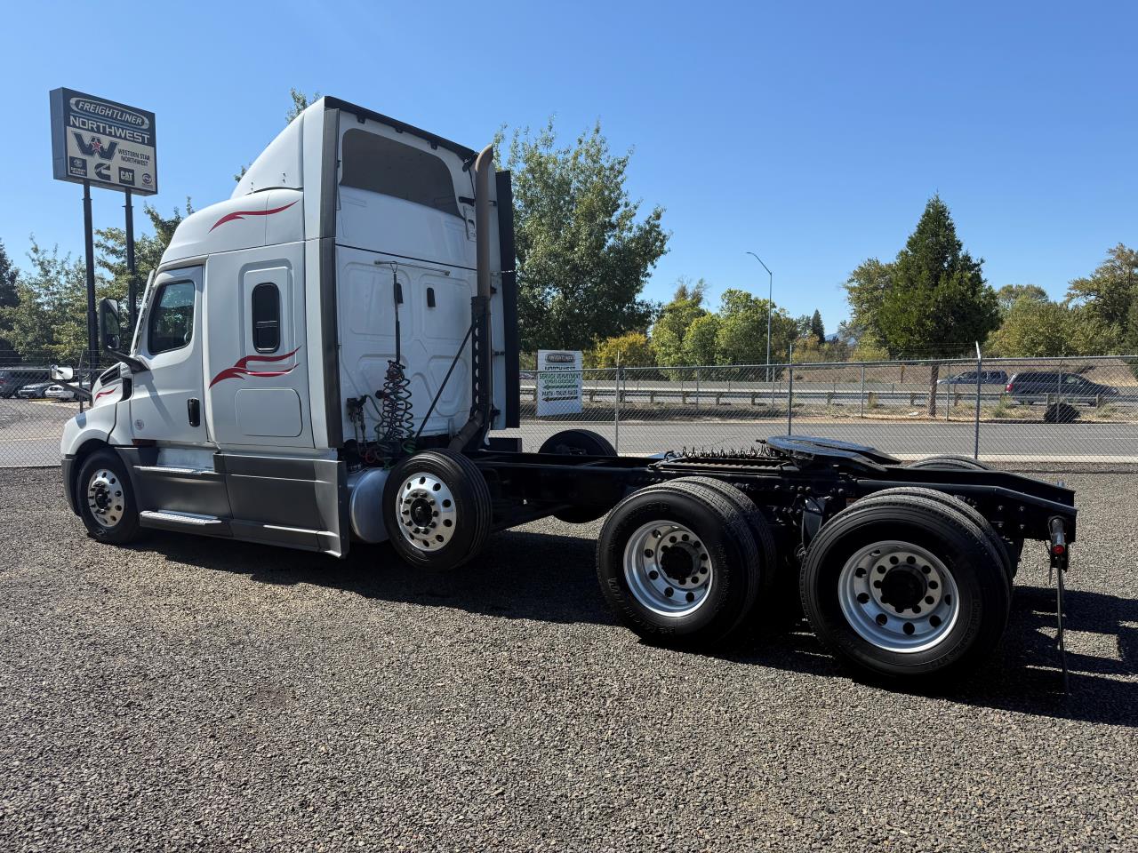 2023 Freightliner Cascadia in Medford, OR — photo 6