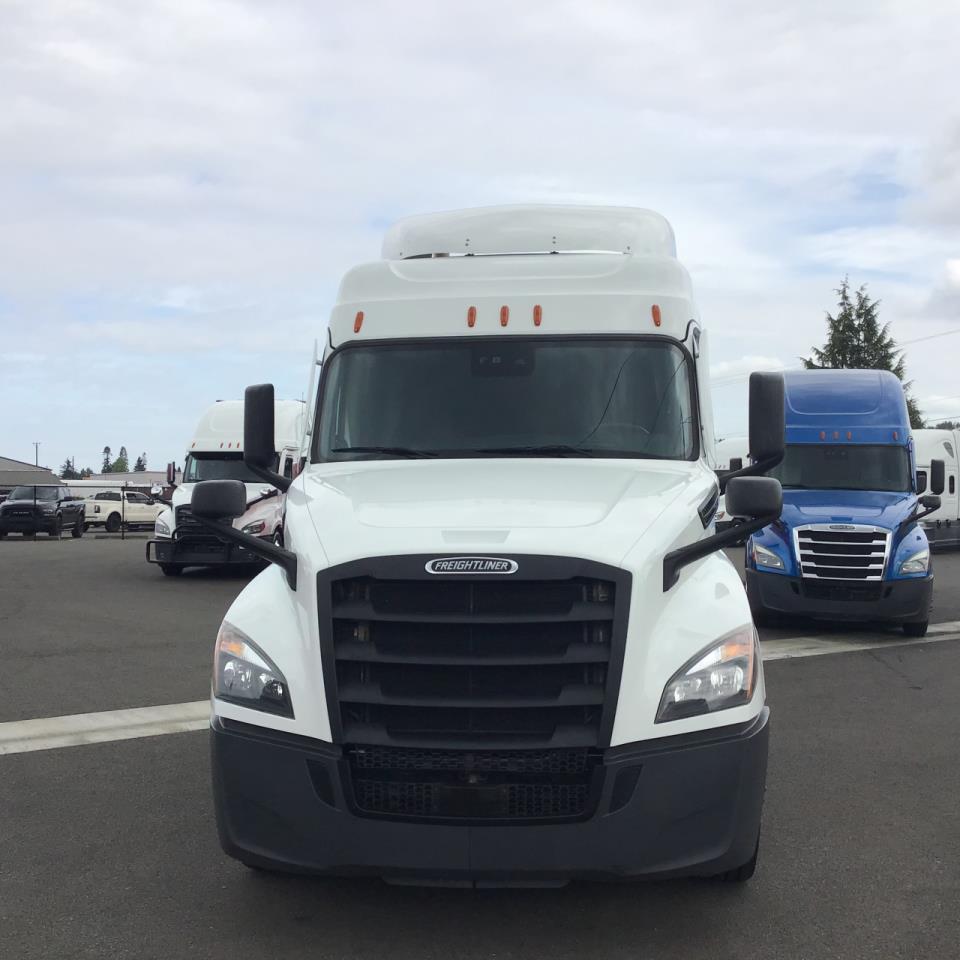 2023 Freightliner Cascadia in Pacific, WA — photo 2