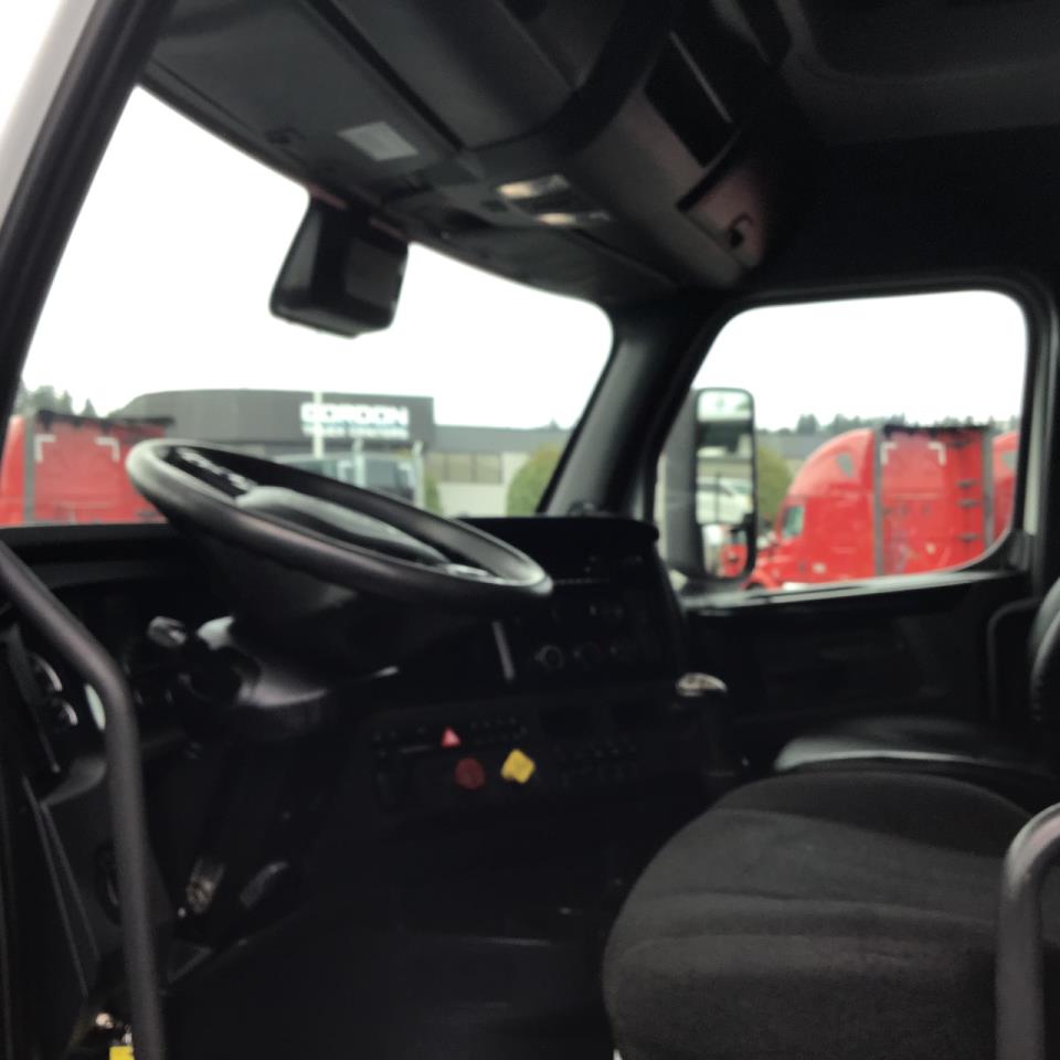 2023 Freightliner Cascadia in Pacific, WA — photo 6
