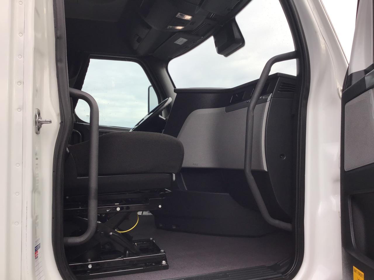 2021 Freightliner Cascadia - image 4