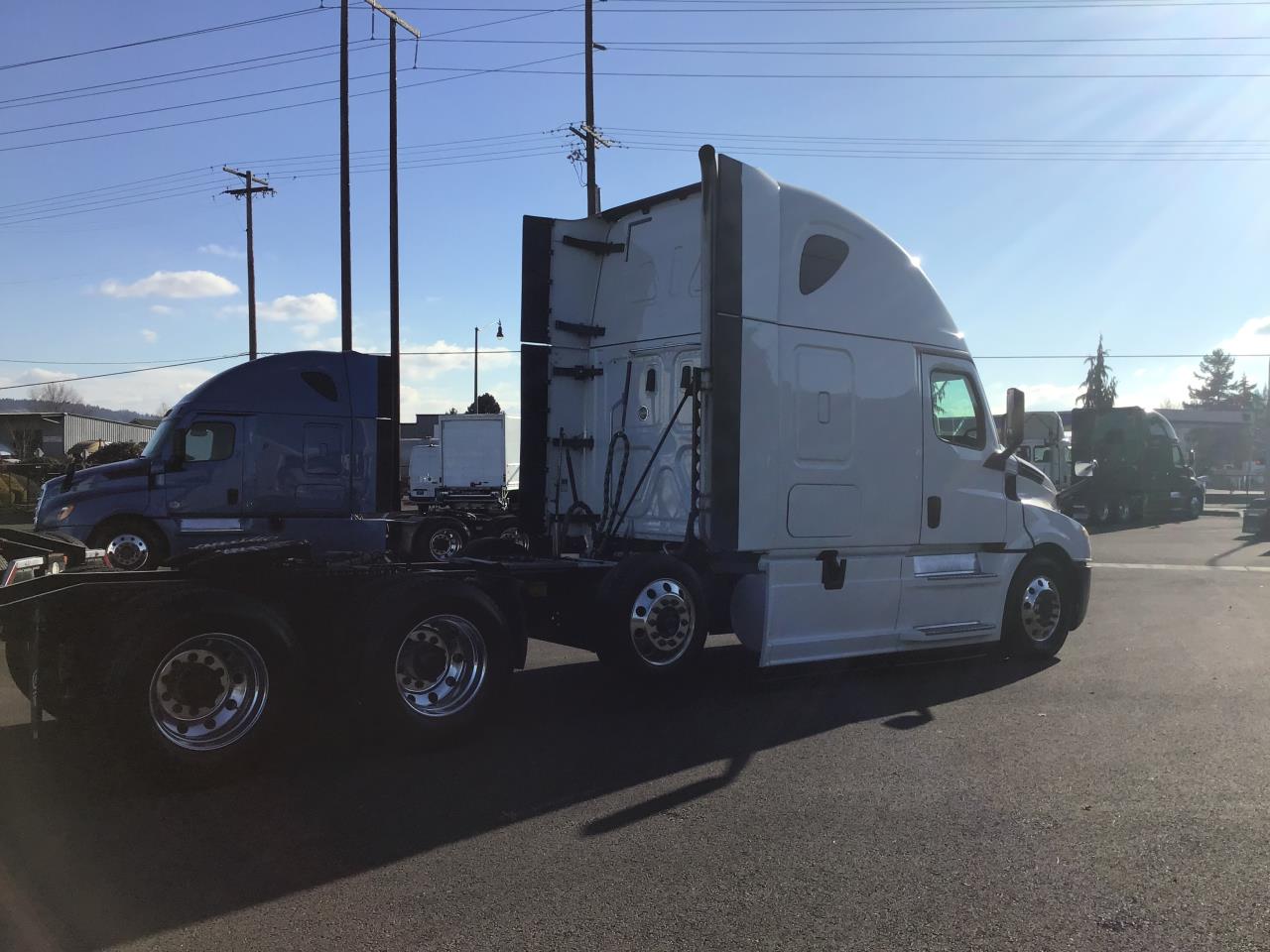 2020 Freightliner Cascadia - image 2
