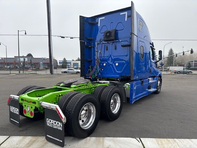 2024 Freightliner Cascadia - image 2