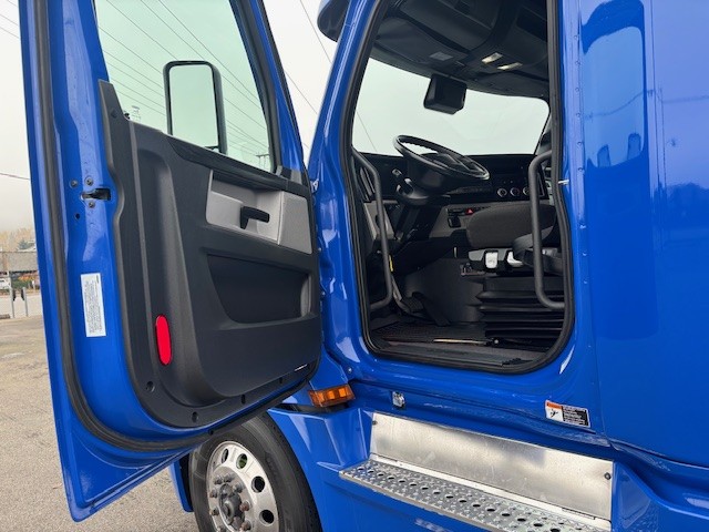 2024 Freightliner Cascadia - image 4