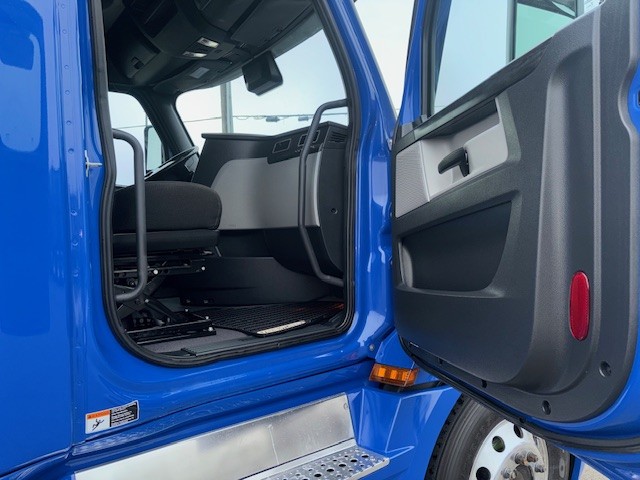 2024 Freightliner Cascadia - image 8