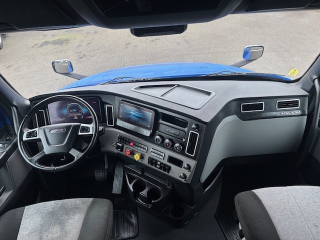 2024 Freightliner Cascadia - image 9