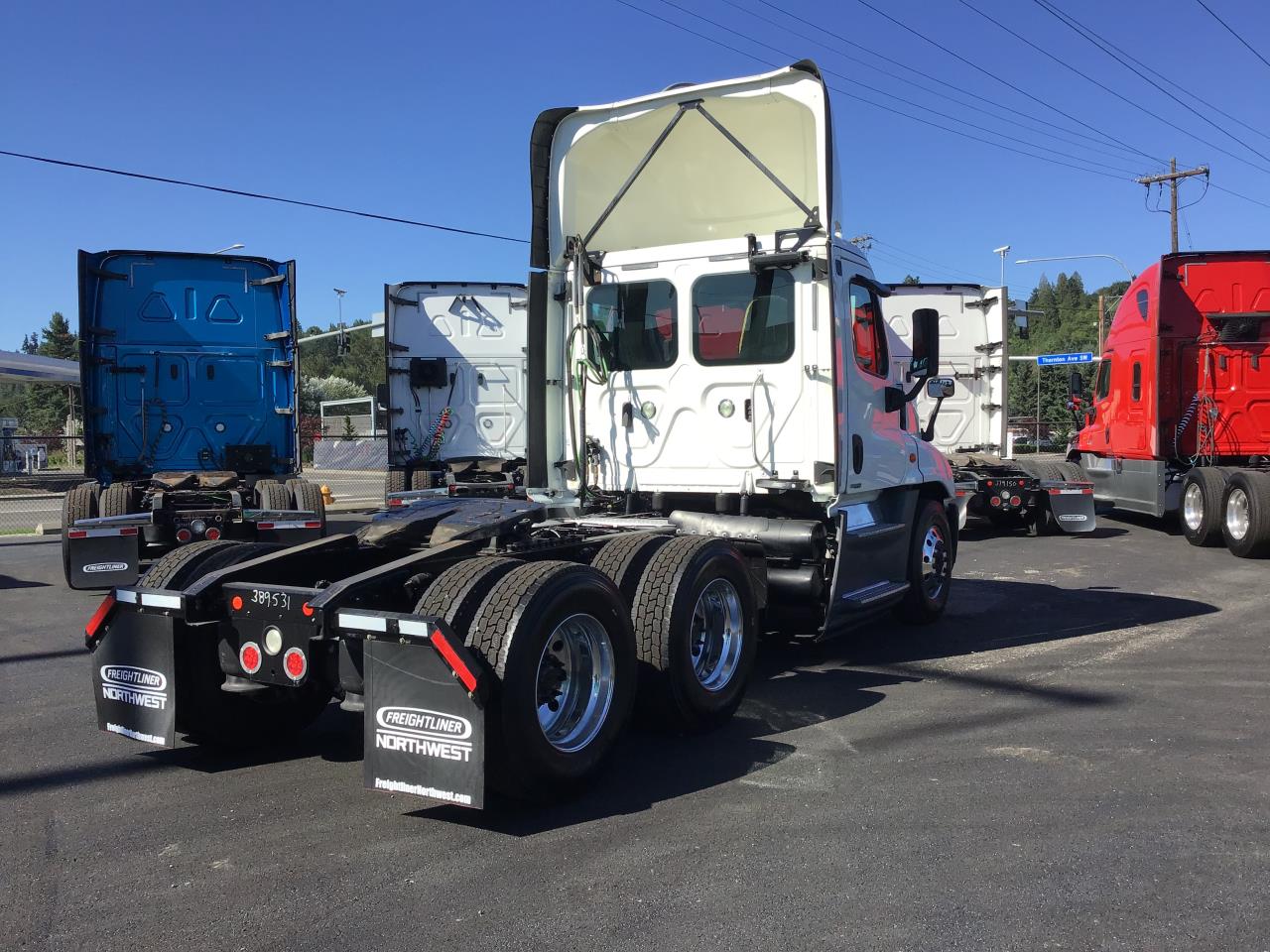 2018 Freightliner Cascadia - image 2