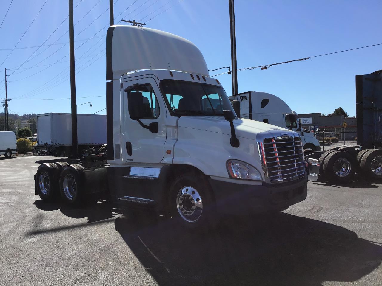 2018 Freightliner Cascadia - image 3