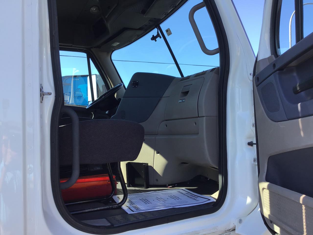 2018 Freightliner Cascadia - image 4