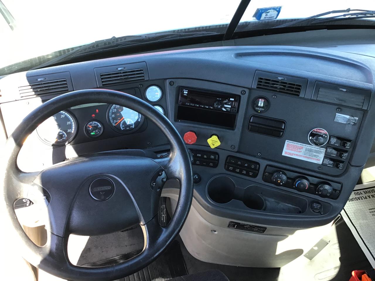2018 Freightliner Cascadia - image 6