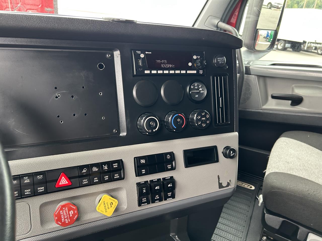 2022 Freightliner Cascadia - image 9