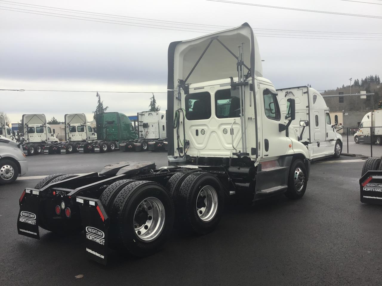 2018 Freightliner Cascadia - image 2