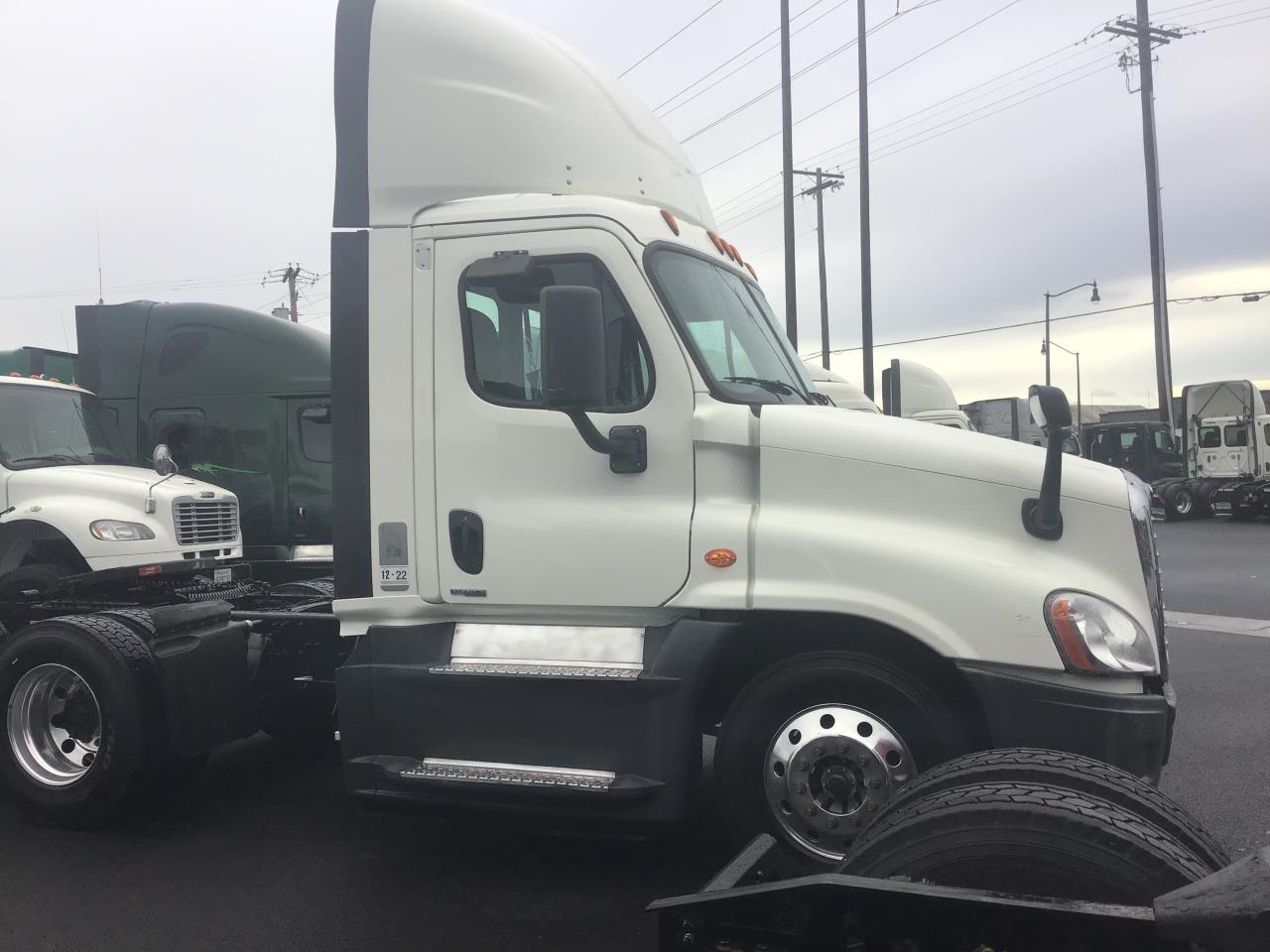 2018 Freightliner Cascadia - image 3