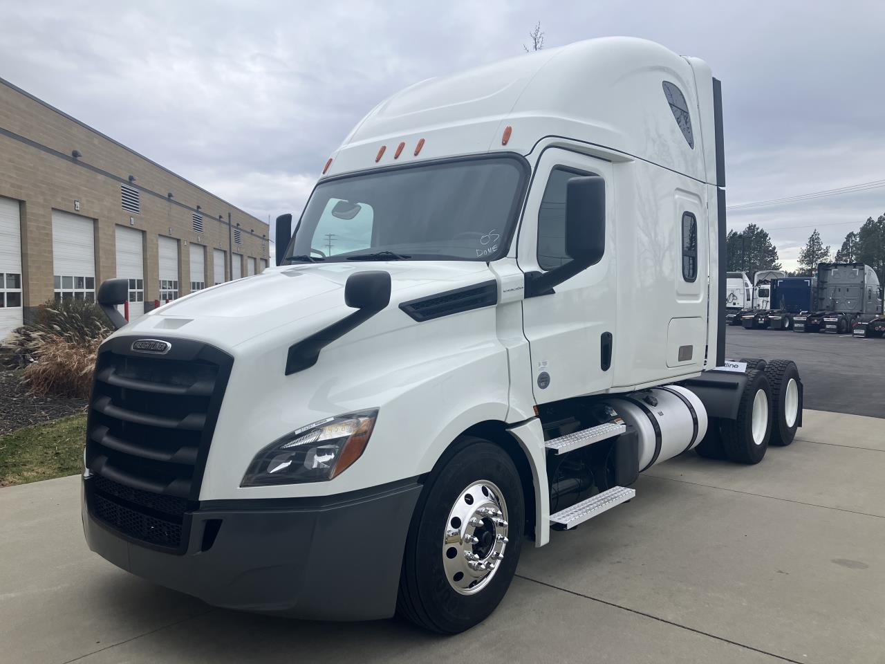 2020 Freightliner Cascadia - image 1