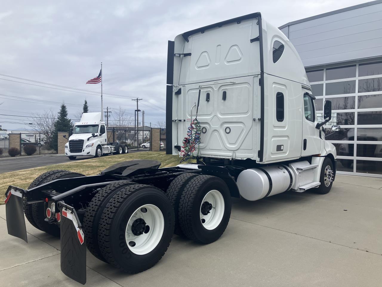 2020 Freightliner Cascadia - image 2